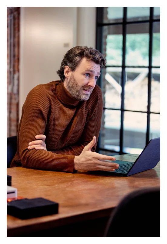 Rob, bitcoinconsultant, legt beveiliging uit aan een klant