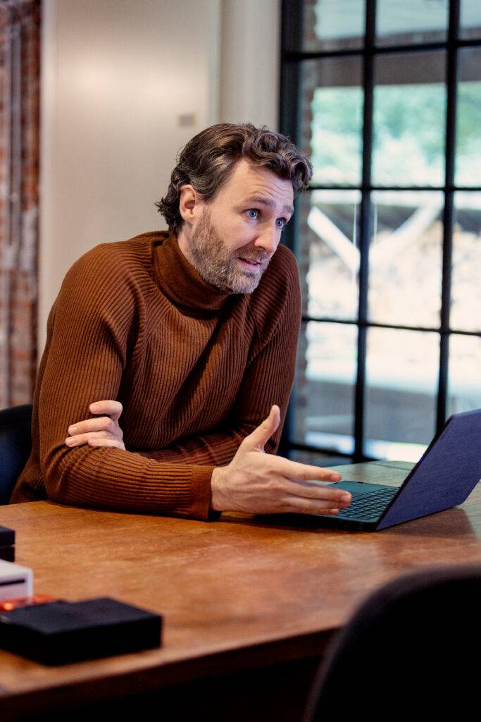 Rob Segers bitcoin consultant explaining security to a client