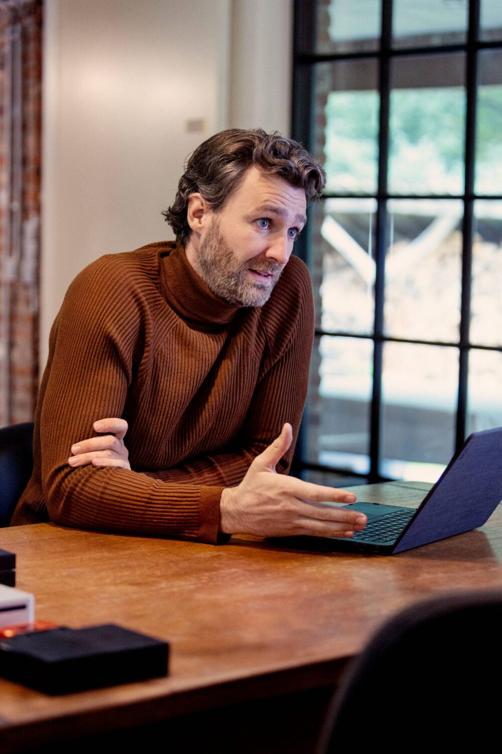 Rob Segers bitcoin consultant explaining security to a client