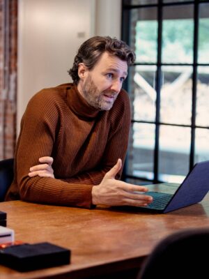 Rob Segers bitcoin consultant explaining security to a client